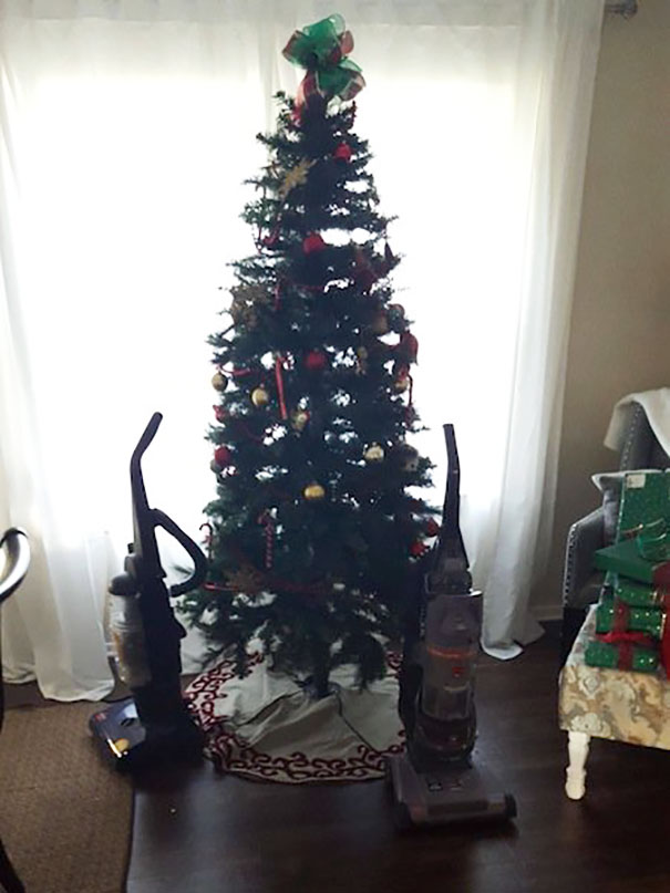 protecting-christmas-tree-from-dogs-cats-pets-27-585a864c257ac__605